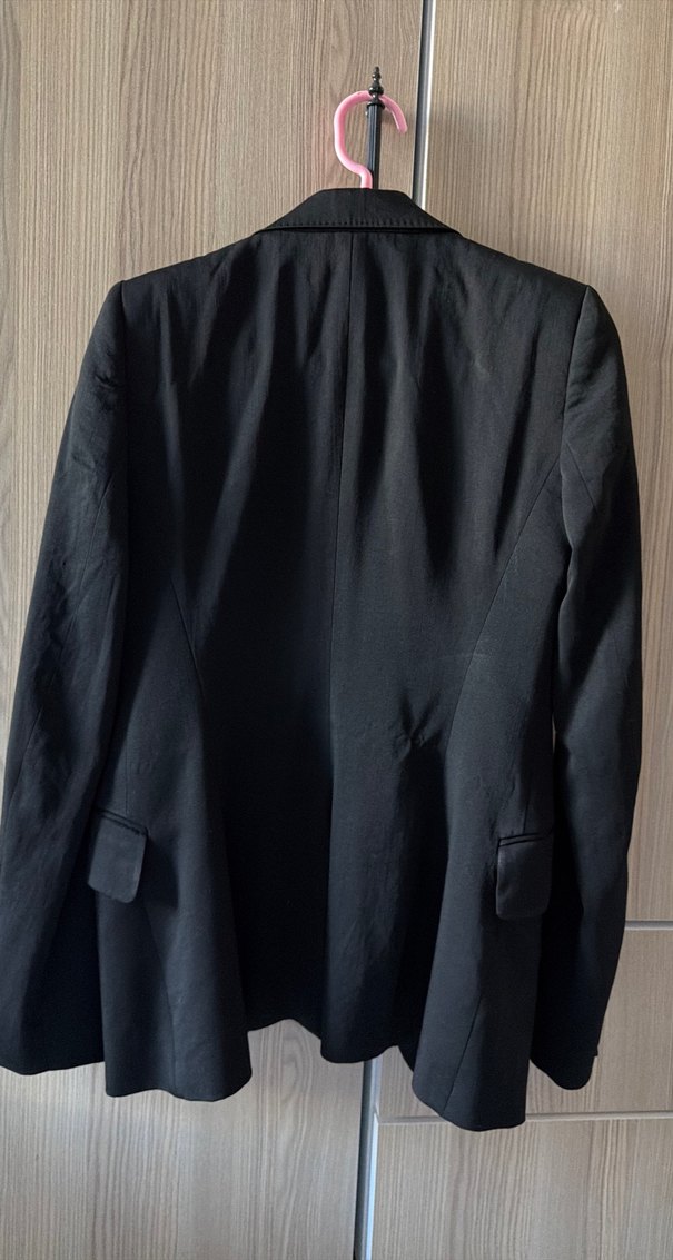 Şıklığın Simgesi: Siyah Tek Düğmeli Blazer Ceket — görsel 2/4