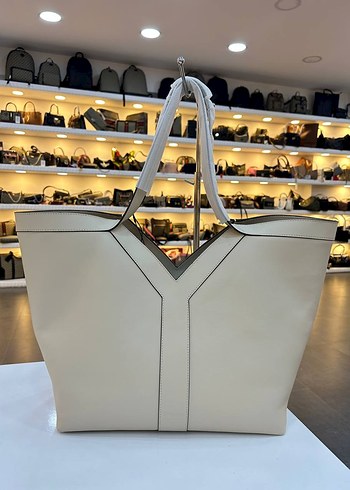 Beden Yves Saint Laurent Tote in leather
