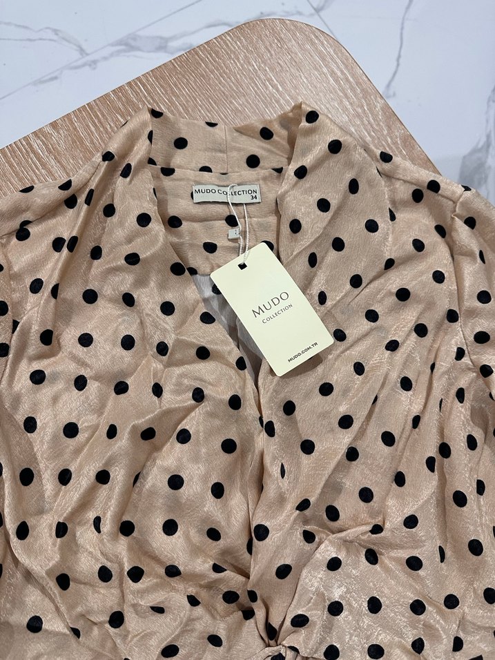 Bej Puantiyeli V Yakalı Kadın Bluz - Görsel 2