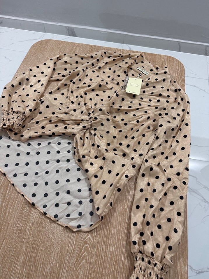 Bej Puantiyeli V Yakalı Kadın Bluz - Görsel 3