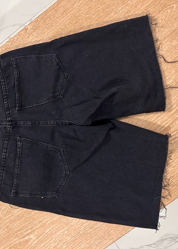 Düz Siyah Midi Denim Şort - Görsel 3