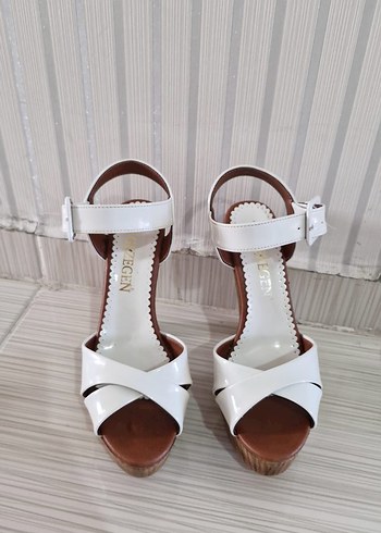 Beyaz Rugan Platform Topuklu Kadın Sandalet