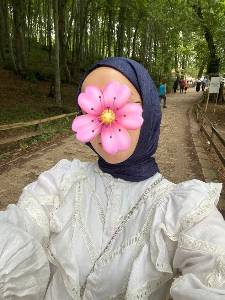 Fırfırlı Beyaz Nakışlı V Yaka Kadın Gömlek - Görsel 2