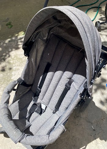 Gri ve Siyah Bebek Arabası Katlanabilir - Görsel 3