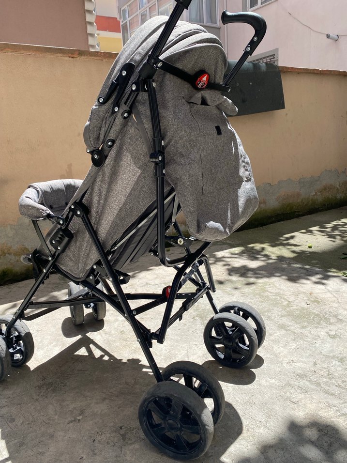Gri ve Siyah Bebek Arabası Katlanabilir - Görsel 4