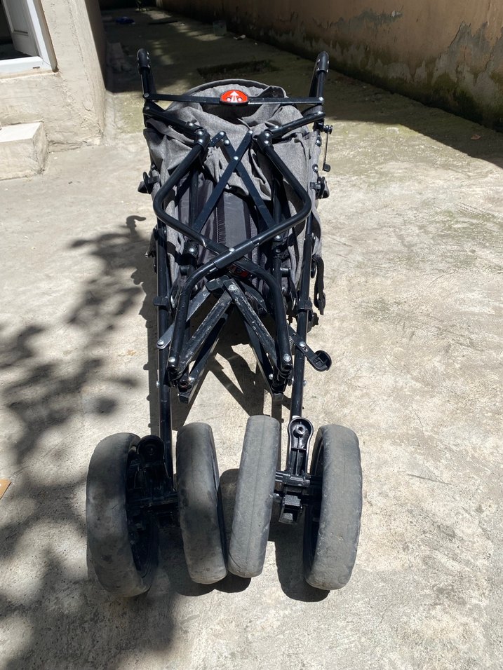 Gri ve Siyah Bebek Arabası Katlanabilir - Görsel 2