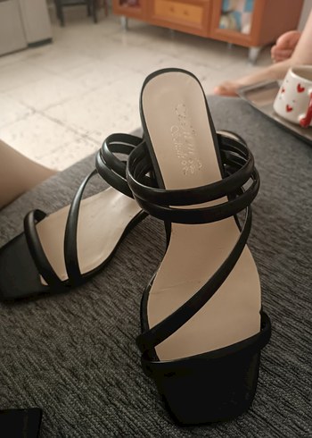 Zara Siyah Tokalı Blok Topuklu Kadın Sandalet