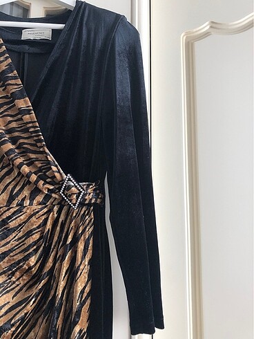 İnce kadife kumaş ve ön tarafı yırtmaçlı - Görsel 3