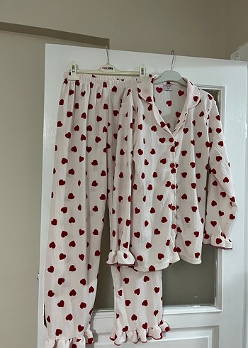 Beyaz Kırmızı Kalp Baskılı Kadın Pijama Takımı