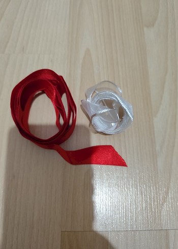 kirmizi ve beyaz kurdele