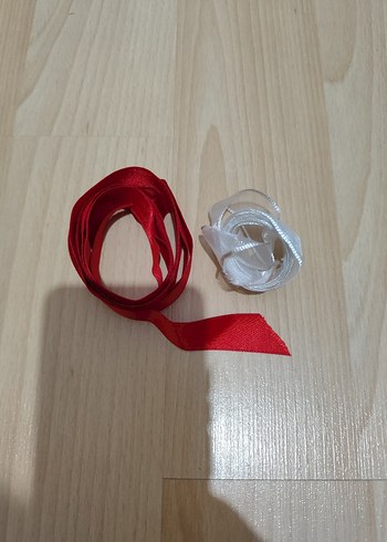 kirmizi ve beyaz kurdele