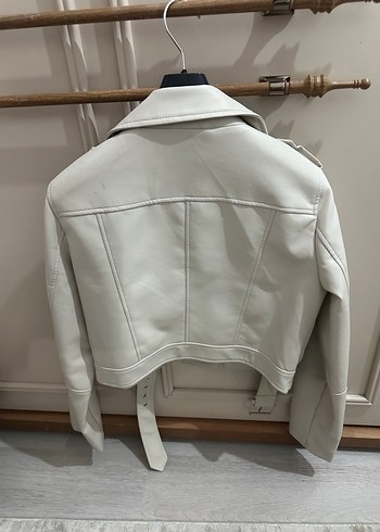 Bej rengi Kemerli Kısa Deri Ceket - Görsel 2