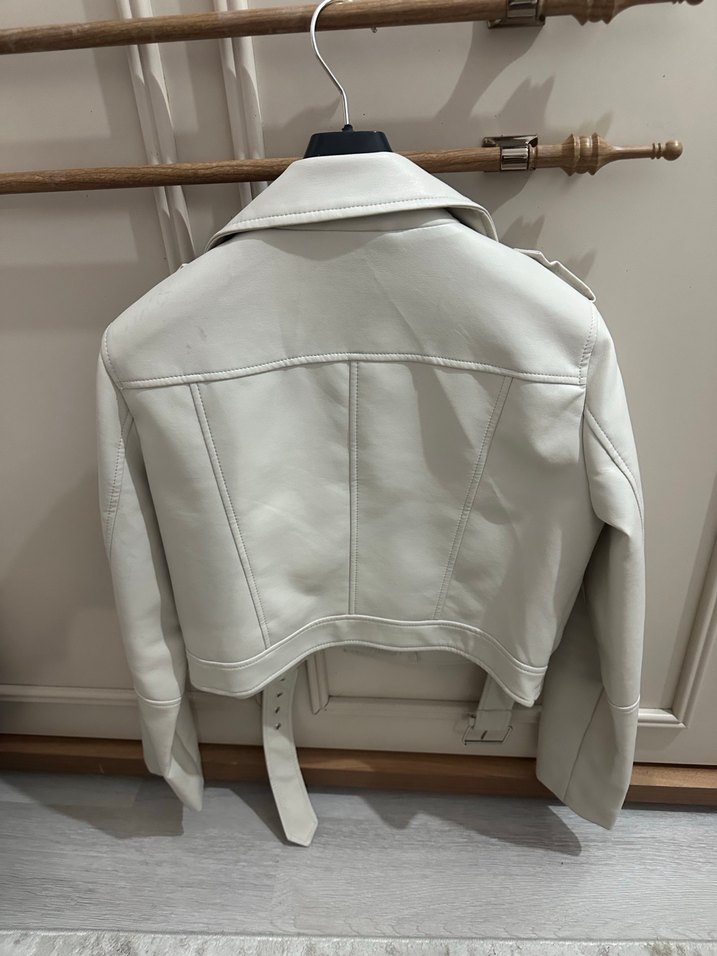 Bej rengi Kemerli Kısa Deri Ceket - Görsel 2