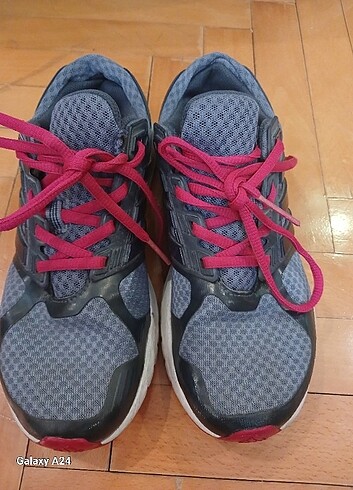 Adidas ORJİNAL ADİDAS BİR KAÇ KEZ GİYİLDİ ÇOK RAHAT