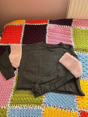 Peluş Kol Detaylı Crop Sweatshirt