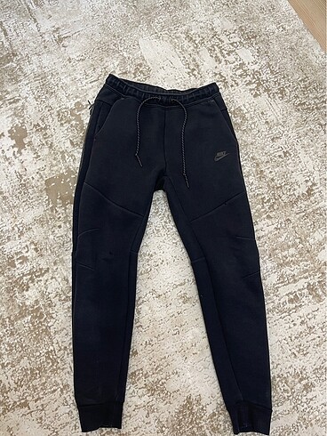 Yeni sezon nike tech flecce deforme vardır