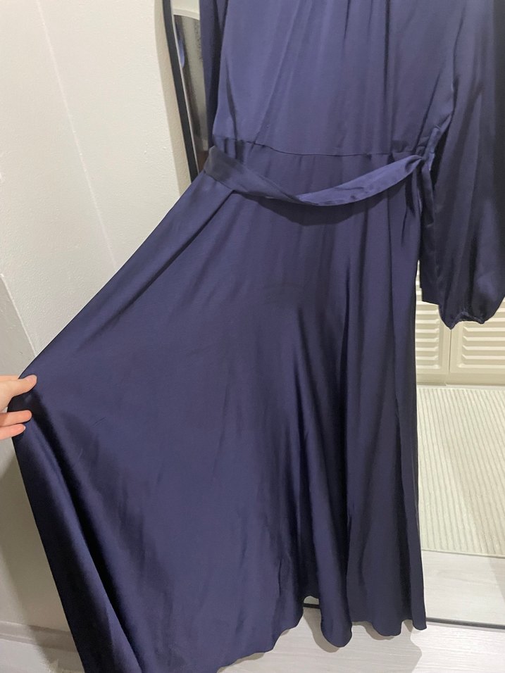 Uzun Lacivert Saten Elbise Yüksek Yaka - Görsel 4