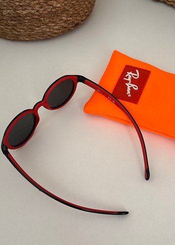 Kırmızı Parlak cocuk
 Güneş Gözlüğü - Görsel 2