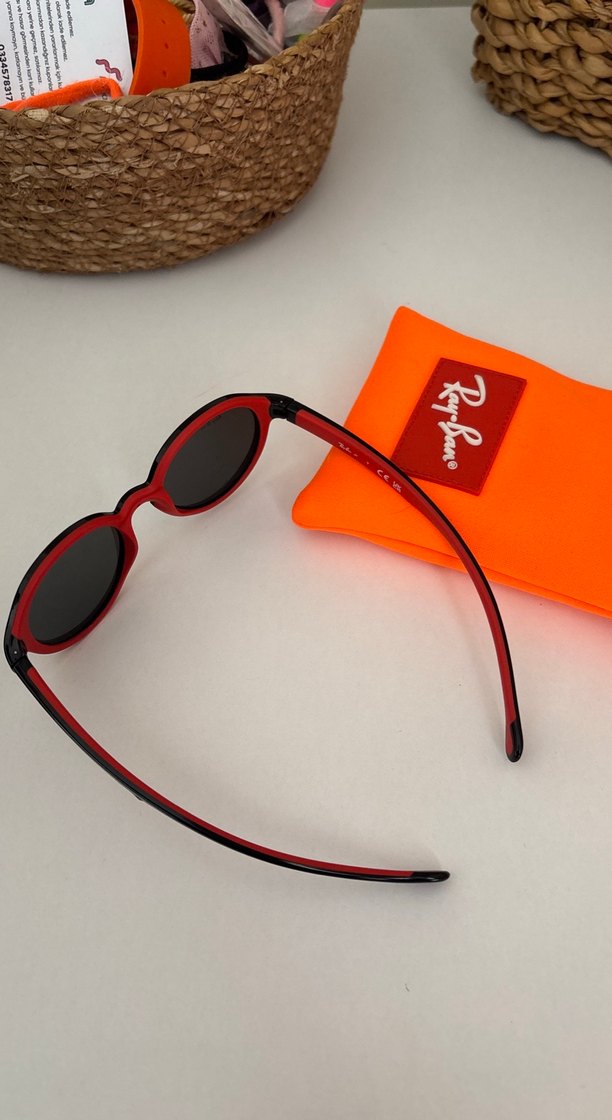 Kırmızı Parlak cocuk
 Güneş Gözlüğü - Görsel 2