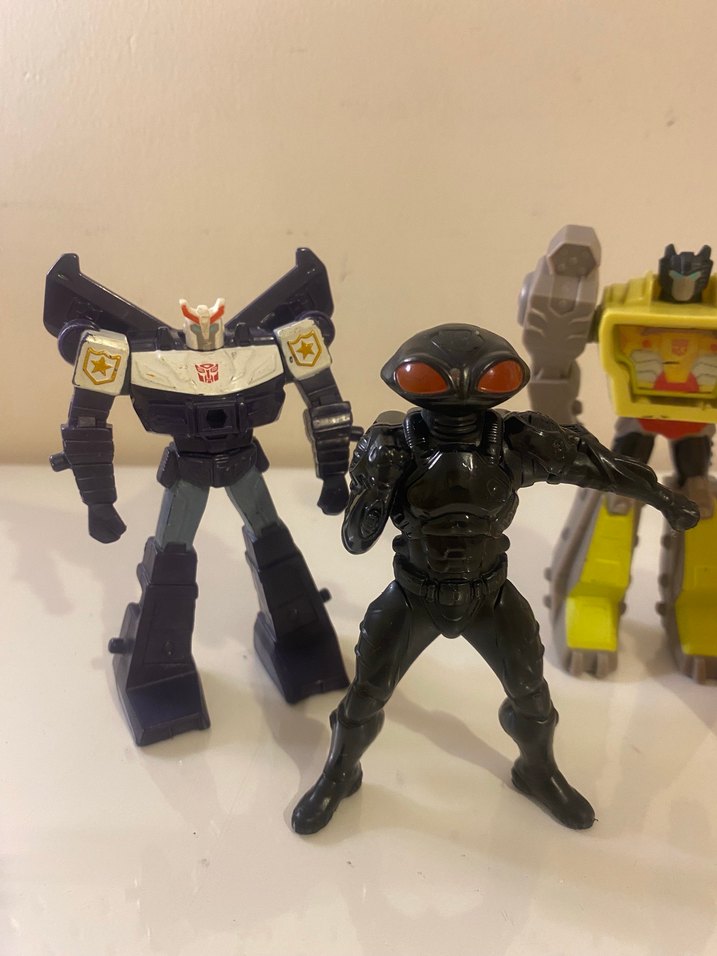 Sarı ve Siyah Renkli Aksiyon Figürleri - Görsel 2