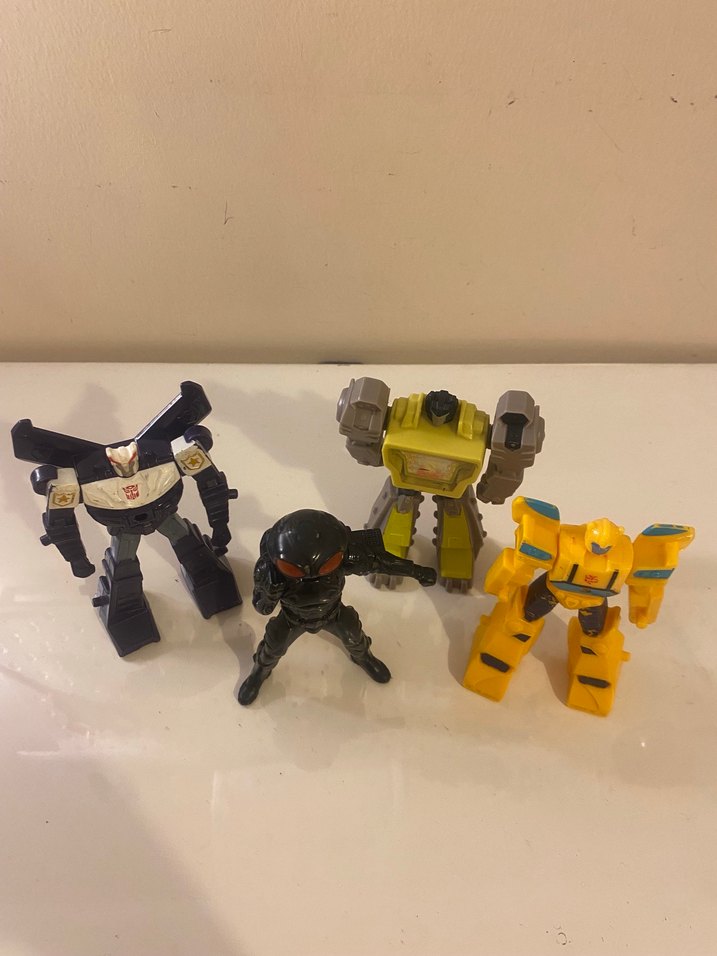 Sarı ve Siyah Renkli Aksiyon Figürleri - Görsel 4