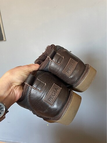 Pegia Ugg bot