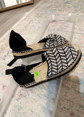 Kadın Beyaz Zebra Desenli Dolgu Topuklu Sandalet - Görsel 3