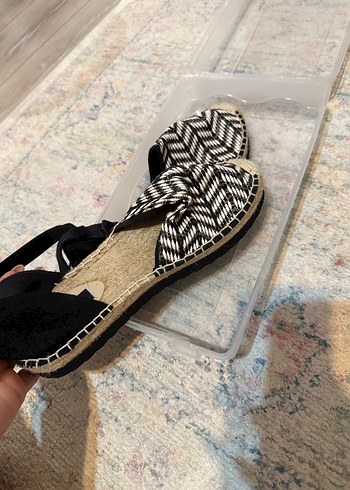 Kadın Beyaz Zebra Desenli Dolgu Topuklu Sandalet - Görsel 2