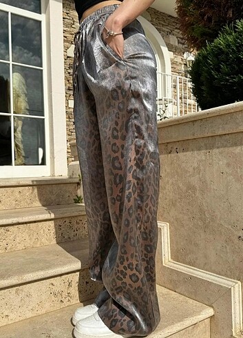 38 Beden Leopar Desenli Parlak Bol Paça Pantolon