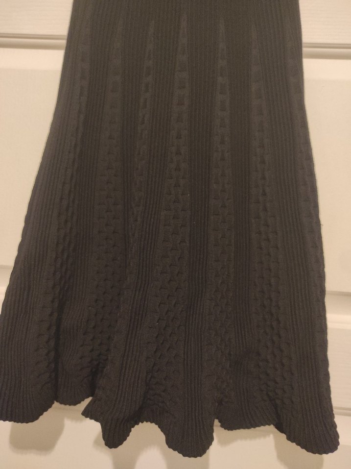 Volanlı Siyah Mini Elbise, Kayık Yaka, Kolsuz - Görsel 4