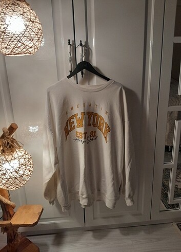 BEYAZ YAZILI İNCE SWEATSHIRT
