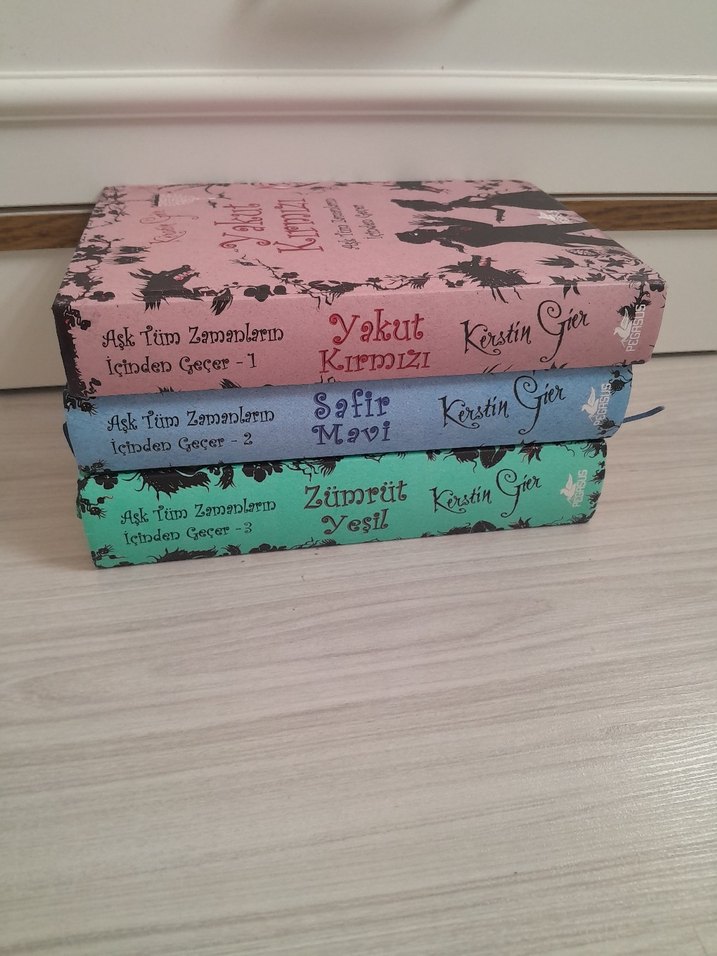 Yakut Kırmızı, Safir Mavi, Zümrüt Yeşil Roman Seti - Görsel 2