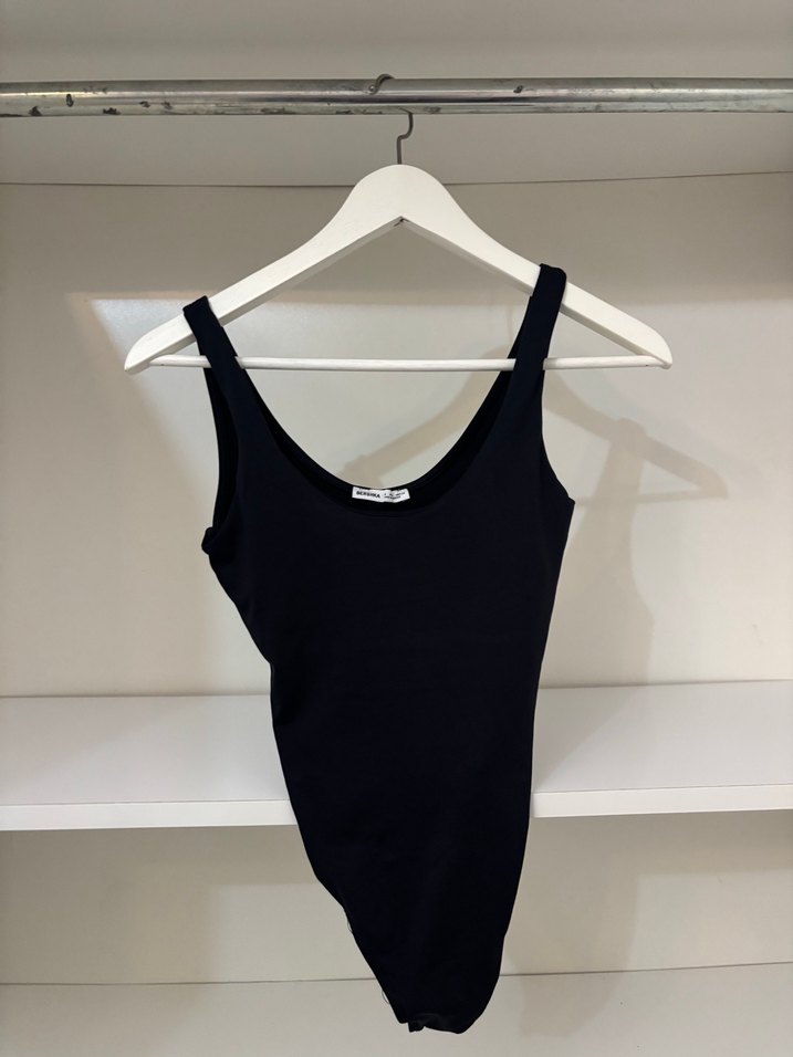 Siyah V Yaka Kolsuz Kadın Atlet - Görsel 2