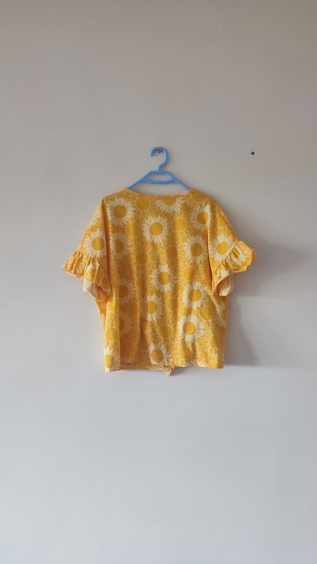 Kısa Kollu Sarı Papatya Desenli Bluz - Görsel 2