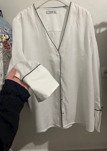 V Yaka Beyaz Düğmeli Kadın Gömlek - Görsel 2