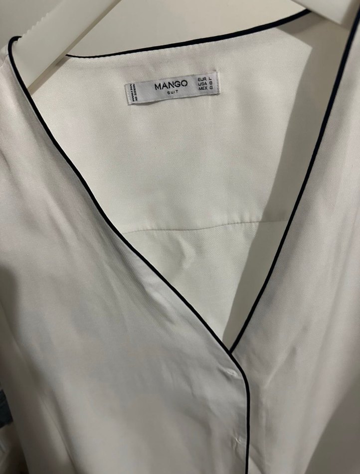 V Yaka Beyaz Düğmeli Kadın Gömlek - Görsel 4