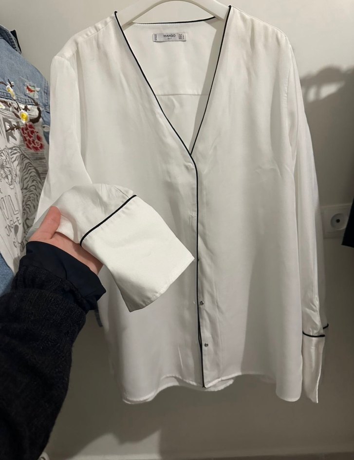 V Yaka Beyaz Düğmeli Kadın Gömlek - Görsel 2