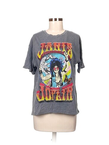 Bershka T-shirt %70 İndirimli.