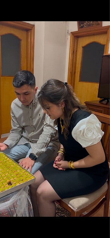 36 Beden Siyah Gül Detaylı Mini Dokuma Elbise