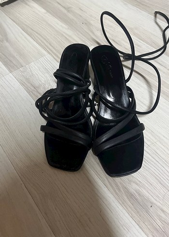 Tokalı Siyah İnce Topuklu Kadın Sandalet
