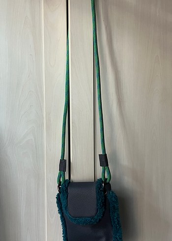Mavi Peluş Detaylı Kadın Çanta