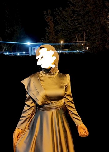 Parlak Altın Renkli Uzun Drapeli Kadın Abiye Elbise
