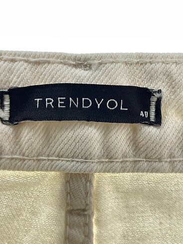 40 Beden beyaz Renk Trendyol & Milla Mini Şort %70 İndirimli.