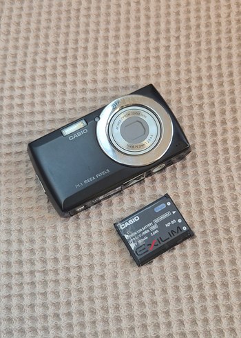 Casio Exilim QV-R100 Dijital Fotoğraf Makinesi