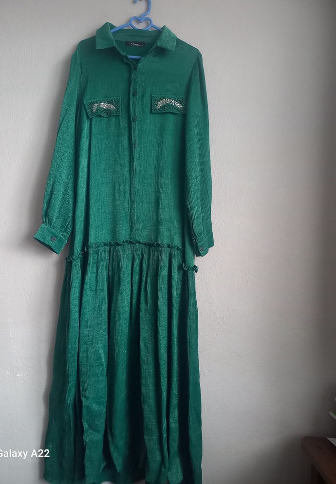 Yeşil Nakışlı Uzun Kemerli Keten Elbise - Görsel 4