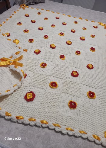 Nakışlı Renkli Beyaz Örgü Bebek Battaniyesi - Görsel 2