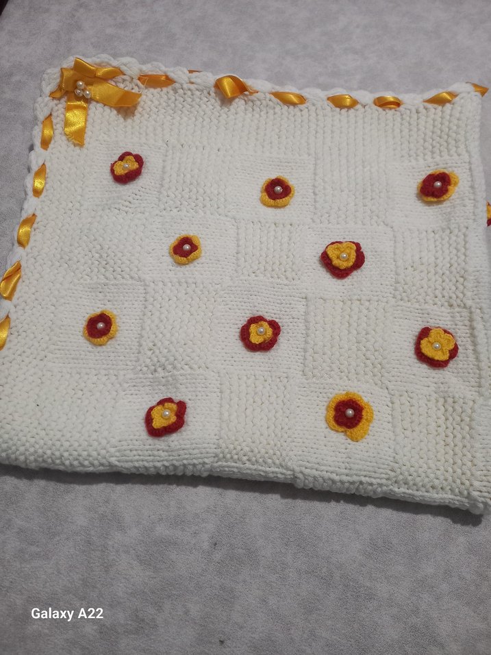 Nakışlı Renkli Beyaz Örgü Bebek Battaniyesi - Görsel 4