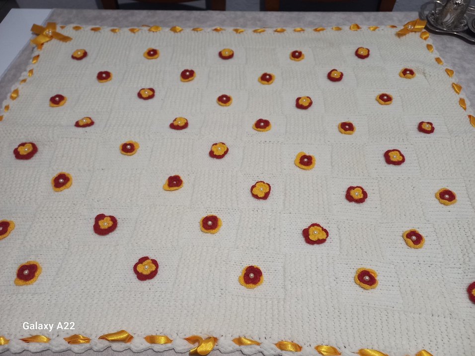 Nakışlı Renkli Beyaz Örgü Bebek Battaniyesi - Görsel 3