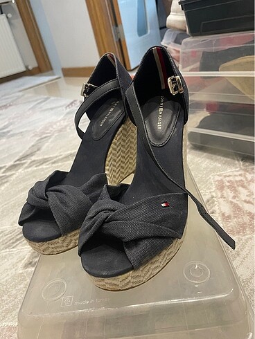 Tommy hilfiger dolgu topuk sandalet