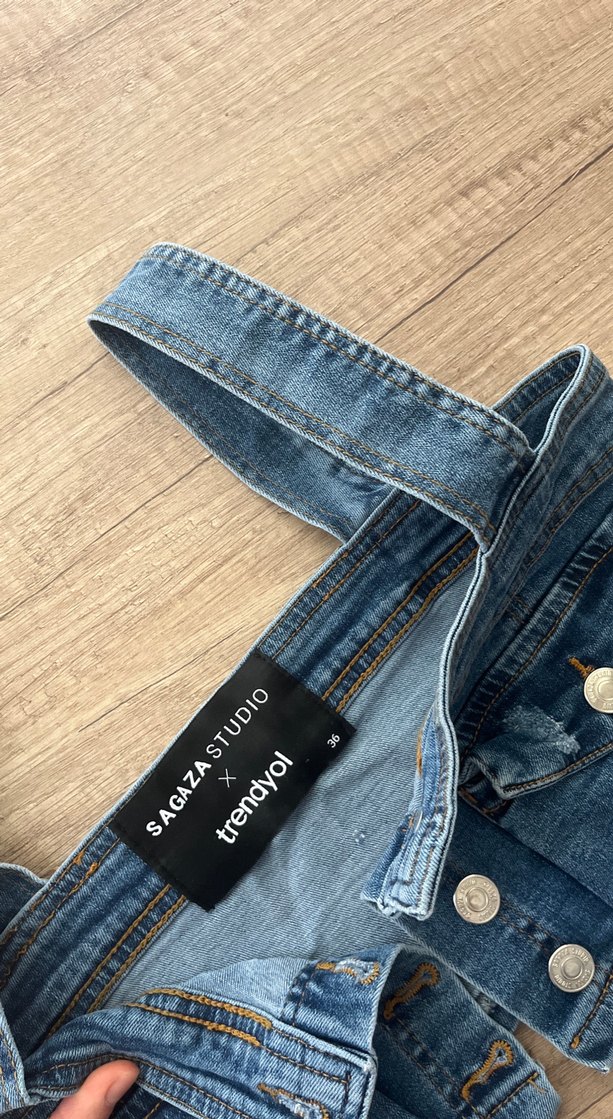 Mavi Mini Düğmeli Straplez Denim Crop - Görsel 2